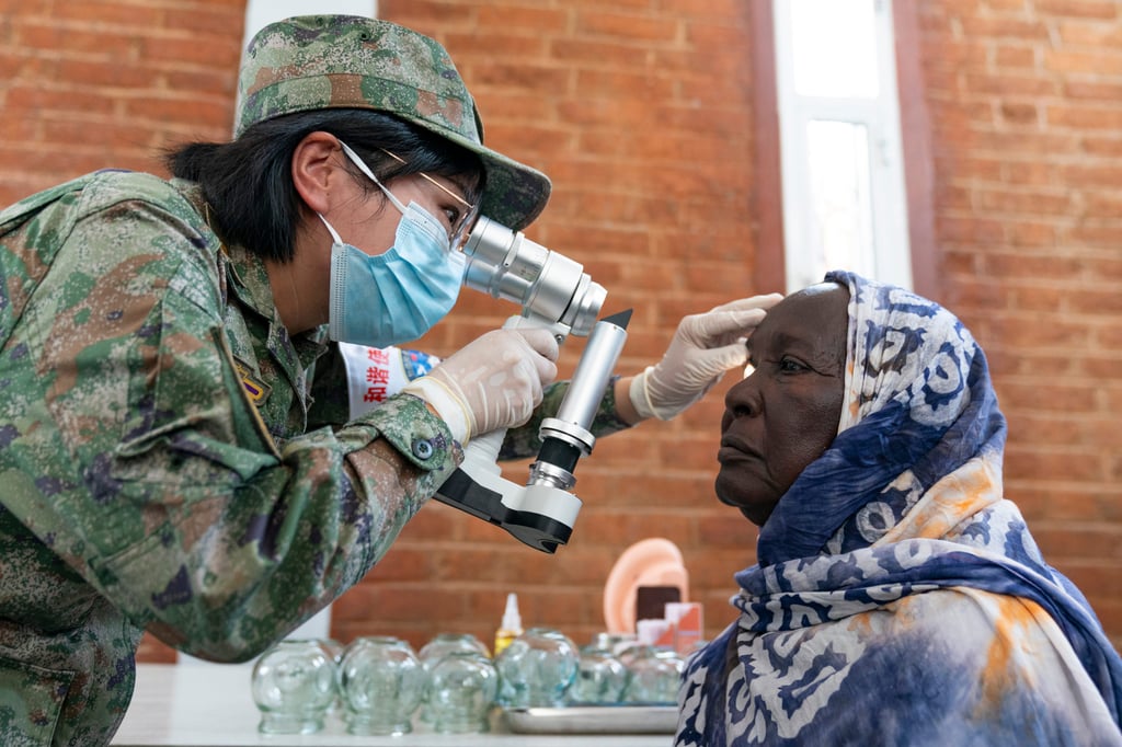 A Mauritanian woman consults a medical team member of the PLA Navy hospital ship Auspicious Ark in Nouakchott, Mauritania, on September 16. Photo: Xinhua