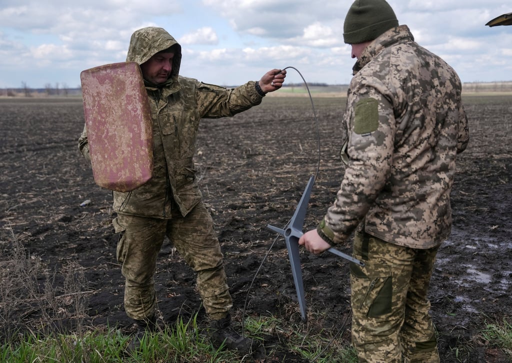 Ukrainian servicemen set up the Starlink satellite internet system in Pokrovsk, Donetsk region, last year. Photo: Reuters