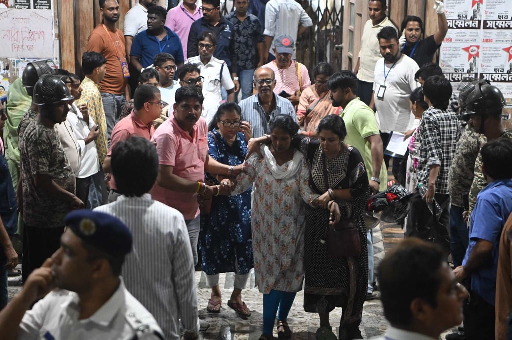 Relatives of stampede victims mourn in front of the emergency building of the Calcutta Medical College and Hospital in Kolkata on Saturday. Photo: AFP Relatives of stampede victims mourn in front of the emergency building of the Calcutta Medical College and Hospital in Kolkata on Saturday. Photo: AFP