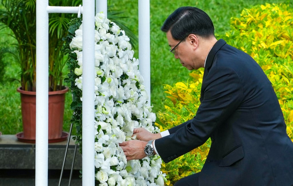 City leader John Lee lays a wreath during the memorial event in Central on Sunday. Photo: Karma Lo City leader John Lee lays a wreath during the memorial event in Central on Sunday. Photo: Karma Lo