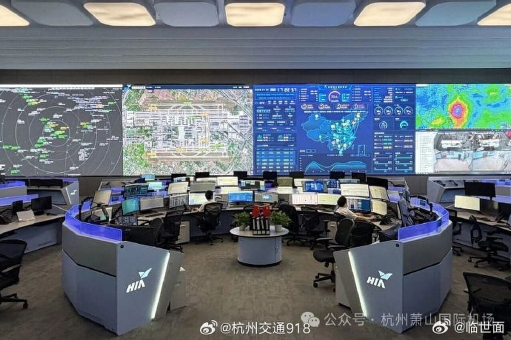 Hangzhou’s airport operations control centre. The city’s AI city brain system is now evolving into its third generation. Photo: Weibo/临世面 Hangzhou’s airport operations control centre. The city’s AI city brain system is now evolving into its third generation. Photo: Weibo/临世面