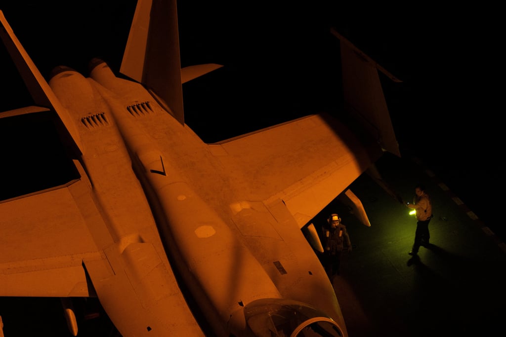 US Navy sailors tend to a fighter jet on the flight deck of the USS George Washington in the Arabian Sea on September 12. Photo: Reuters US Navy sailors tend to a fighter jet on the flight deck of the USS George Washington in the Arabian Sea on September 12. Photo: Reuters
