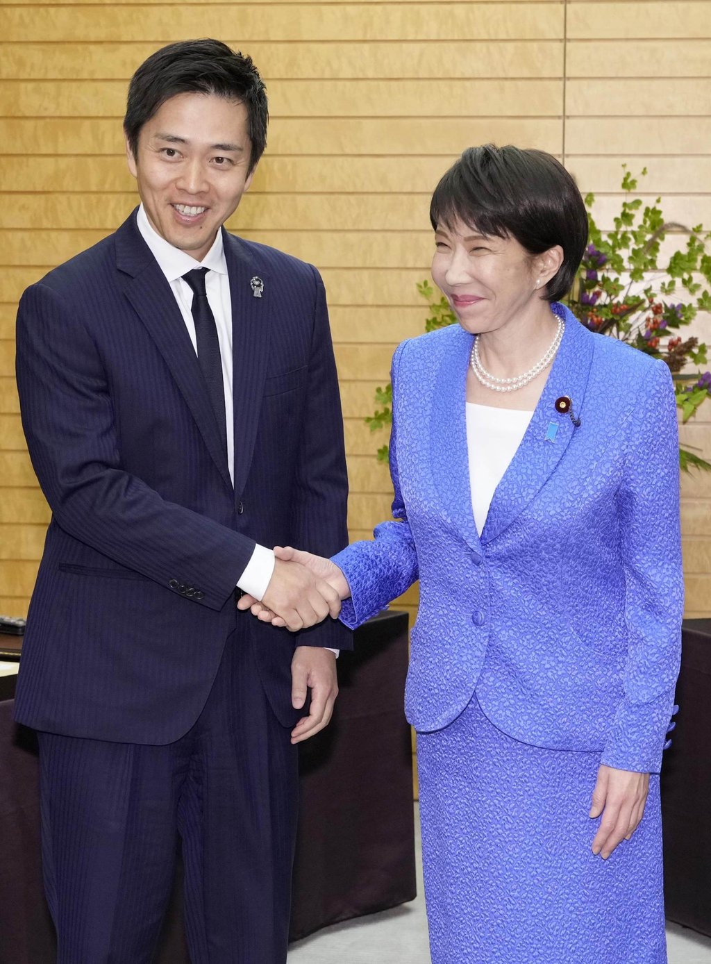 Japanese Prime Minister Sanae Takaichi (right) shakes hands with Japan Innovation Party leader and Osaka Governor Hirofumi Yoshimura in an inter-party meeting at the prime minister’s office in Tokyo on September 16. Photo: Kyodo