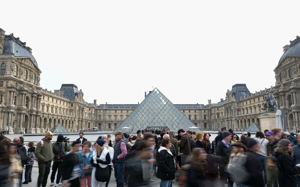 Tourists gather in front of the Louvre Museum in Paris on Monday. Photo: Xinhua