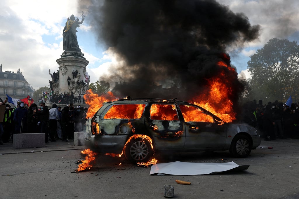 A car burns during clashes between protesters and police in Paris on Saturday. Photo: Reuters A car burns during clashes between protesters and police in Paris on Saturday. Photo: Reuters