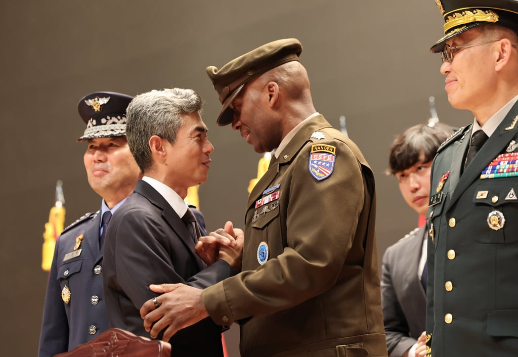 South Korean Defence Minister Kang Shin-chul (left) speaks with General Xavier Brunson, commander of US Forces Korea, during an inauguration ceremony in Seoul on September 22, 2026. Photo: EPA/Yonhap