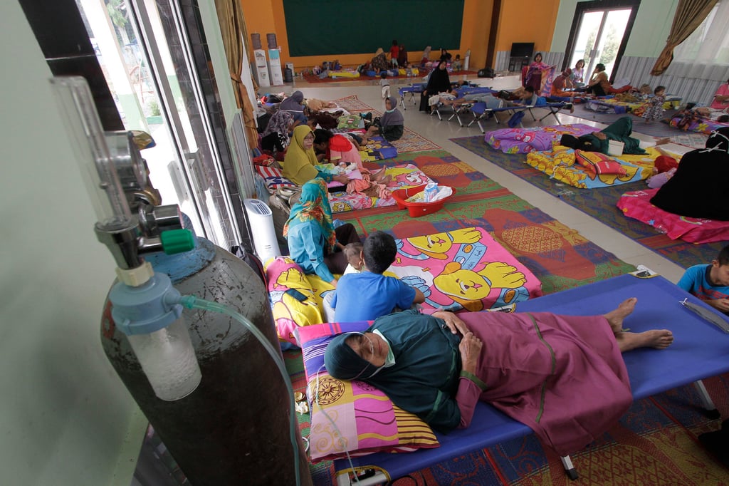 A woman receives oxygen therapy at a temporary shelter in Riau, Indonesia, after exposure to forest fire smoke, in September. Photo: Xinhua