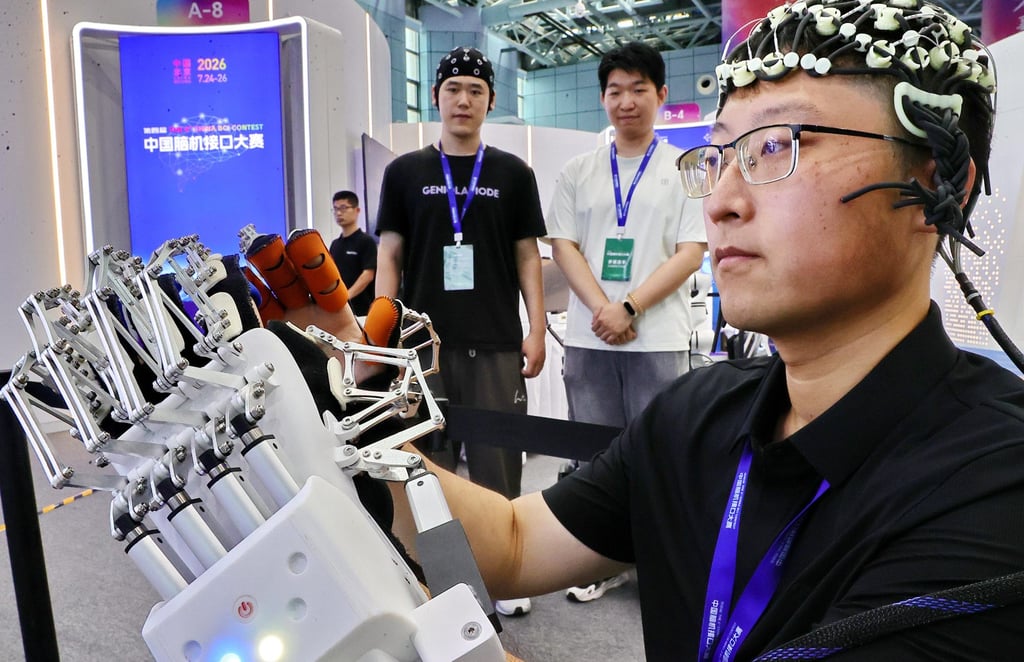 A team member from Yanshan University’s Brain-Computer Interface and Intelligent Rehabilitation team demonstrates a brain-controlled wearable robotic hand at the 4th China Brain-Computer Interface Contest in Beijing on July 26. Photo: Getty Images