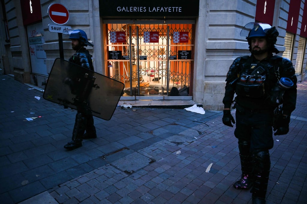 French Republican Security Corps stand next to a Galeries Lafayette store at Sainte-Catherine street during a protest against the high cost of living in Bordeaux on Saturday. Photo: AFP