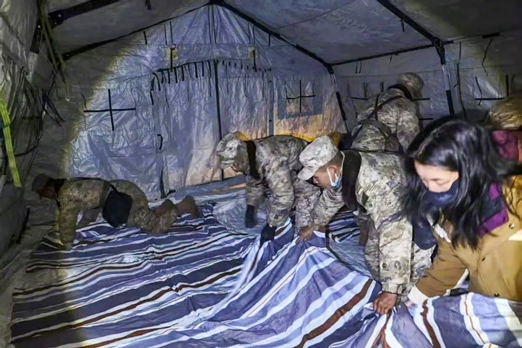 Soldados instalaron tiendas de campaña y estaciones temporales de suministro de alimentos en el condado de Baqing, donde más de 300 viviendas se derrumbaron cuando un terremoto sacudió la zona montañosa de la región autónoma del Tíbet, en China, la noche del jueves. Foto: Xinhua Soldados instalaron tiendas de campaña y estaciones temporales de suministro de alimentos en el condado de Baqing, donde más de 300 viviendas se derrumbaron cuando un terremoto sacudió la zona montañosa de la región autónoma del Tíbet, en China, la noche del jueves. Foto: Xinhua