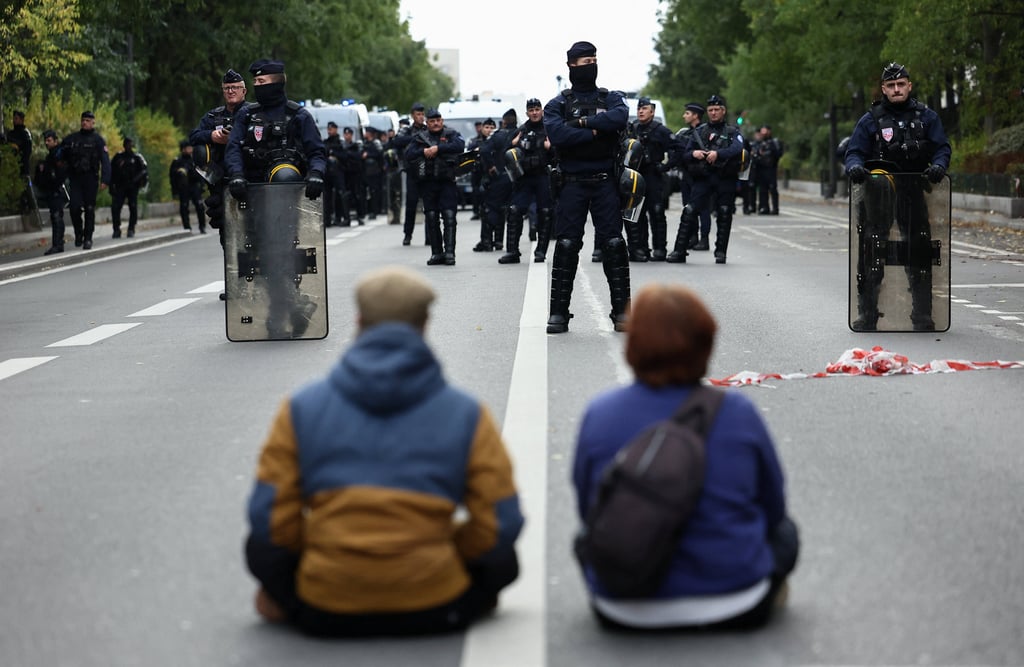 Demonstrators sit on the road in front of French riot police during a protest organised by student collectives and trade unions in Paris on Thursday. Photo: Reuters Demonstrators sit on the road in front of French riot police during a protest organised by student collectives and trade unions in Paris on Thursday. Photo: Reuters