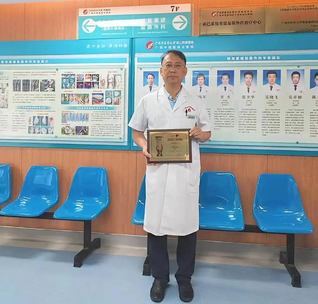 Ren Xiaoping and his “Mission Award” for outstanding Russian doctor. Photo: Handout Ren Xiaoping and his “Mission Award” for outstanding Russian doctor. Photo: Handout