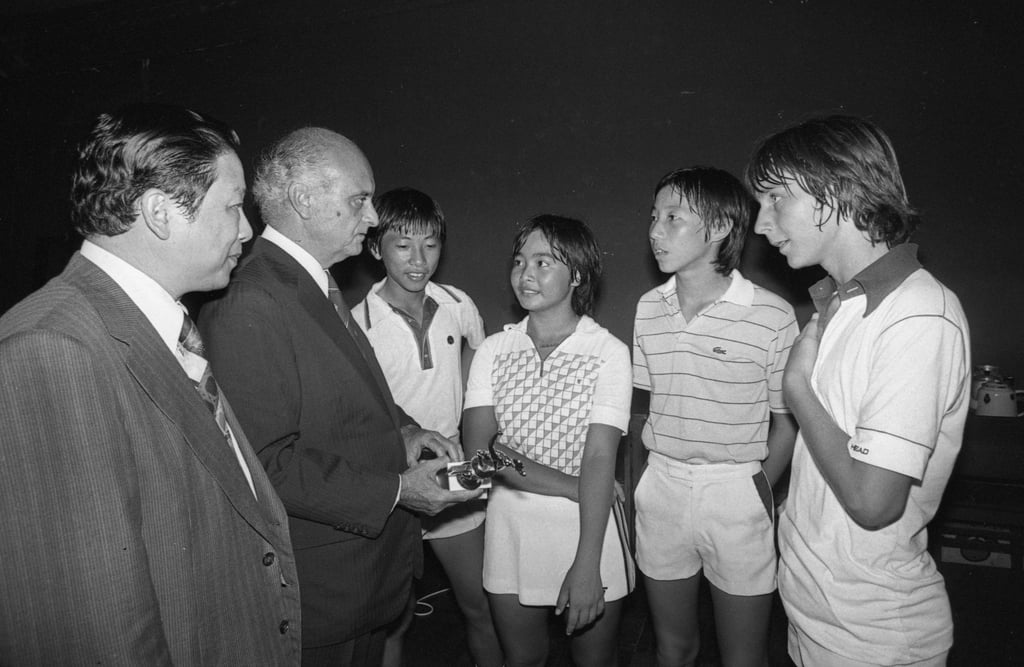 Arnaldo de Oliveira Sales (second from left), then chairman of the Urban Council, chats with junior tennis players after an exhibition match at the Craigengower Cricket Club on September 4, 1978. Photo: C.Y. Yu