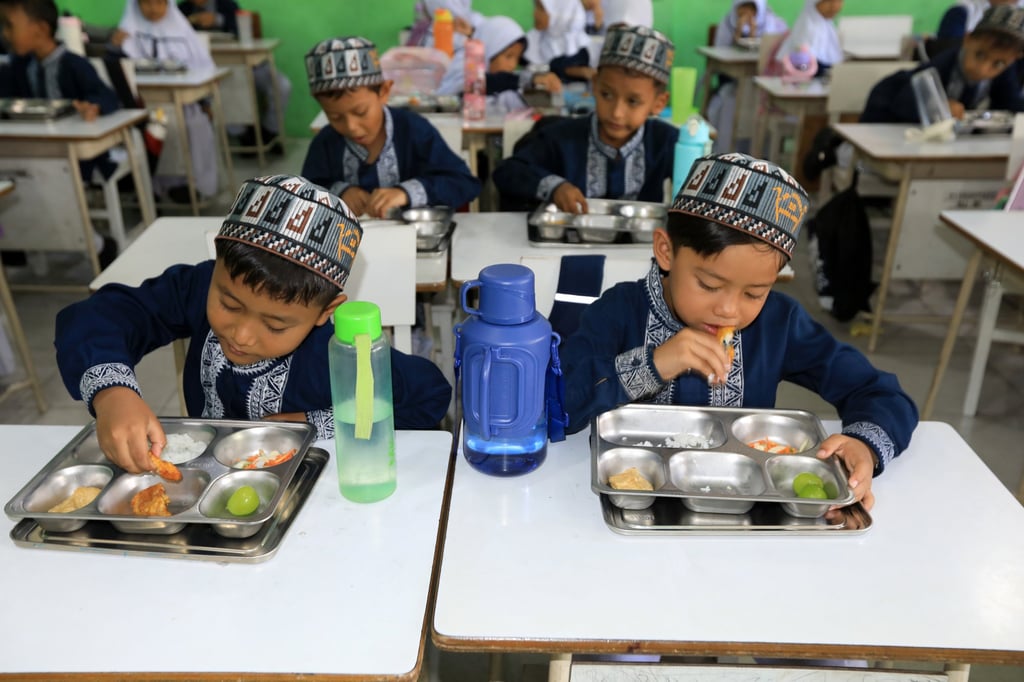 Indonesian students eat free meals at an elementary school in Banda Aceh, Indonesia, in October 2025. Photo: EPA
