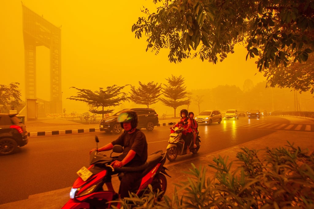 Motorists ride through thick haze from wildfires in Palangkaraya, Central Kalimantan, Indonesia, on October 14. Photo: EPA