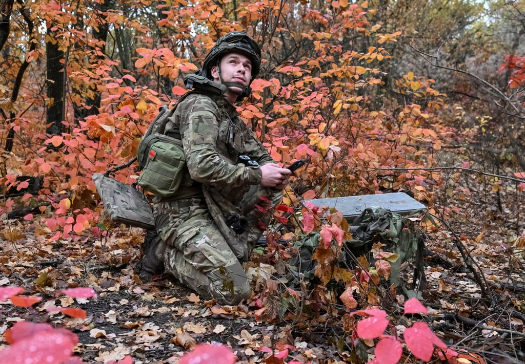 A Ukrainian service member sets up Starlink satellite internet systems near the front line in Donetsk on October 16. Photo: Reuters