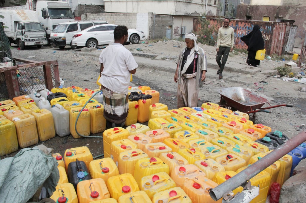 People wait to fill jerrycans with drinking water from a charity tank in the southwestern city of Taiz, Yemen, on Wednesday. Photo: Reuters People wait to fill jerrycans with drinking water from a charity tank in the southwestern city of Taiz, Yemen, on Wednesday. Photo: Reuters