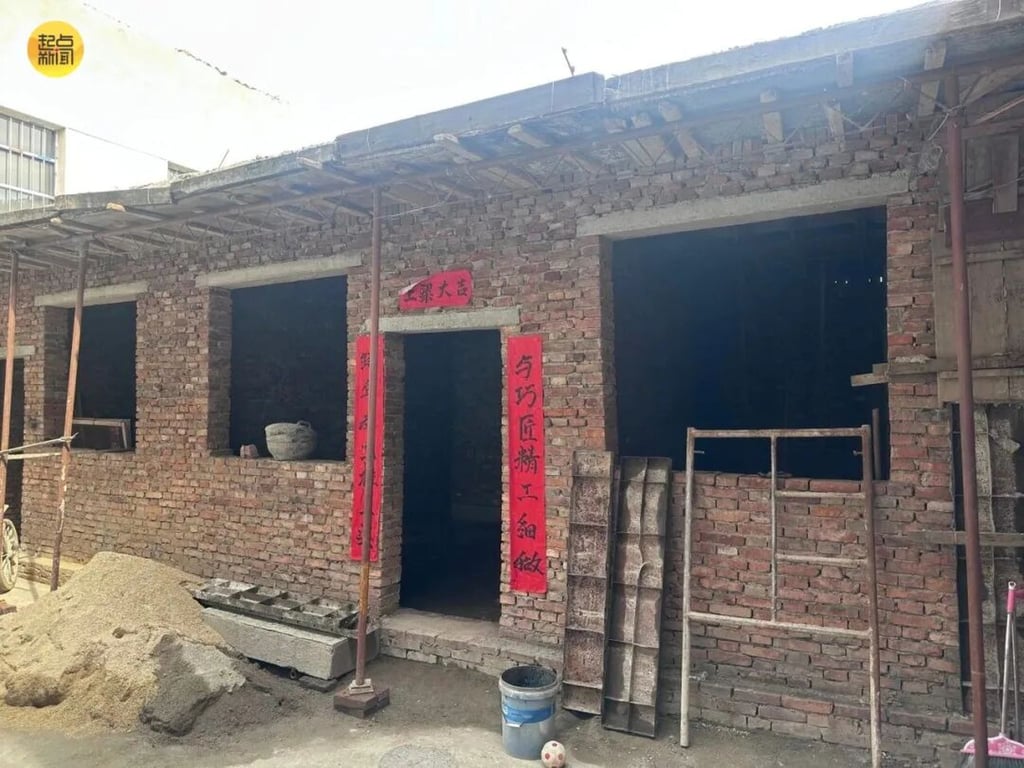 The latest flare-up in this two-century land dispute involved the Du family trying to renovate their kitchen and raise a wall, which the Zhang family repeatedly blocked. Photo: Sina