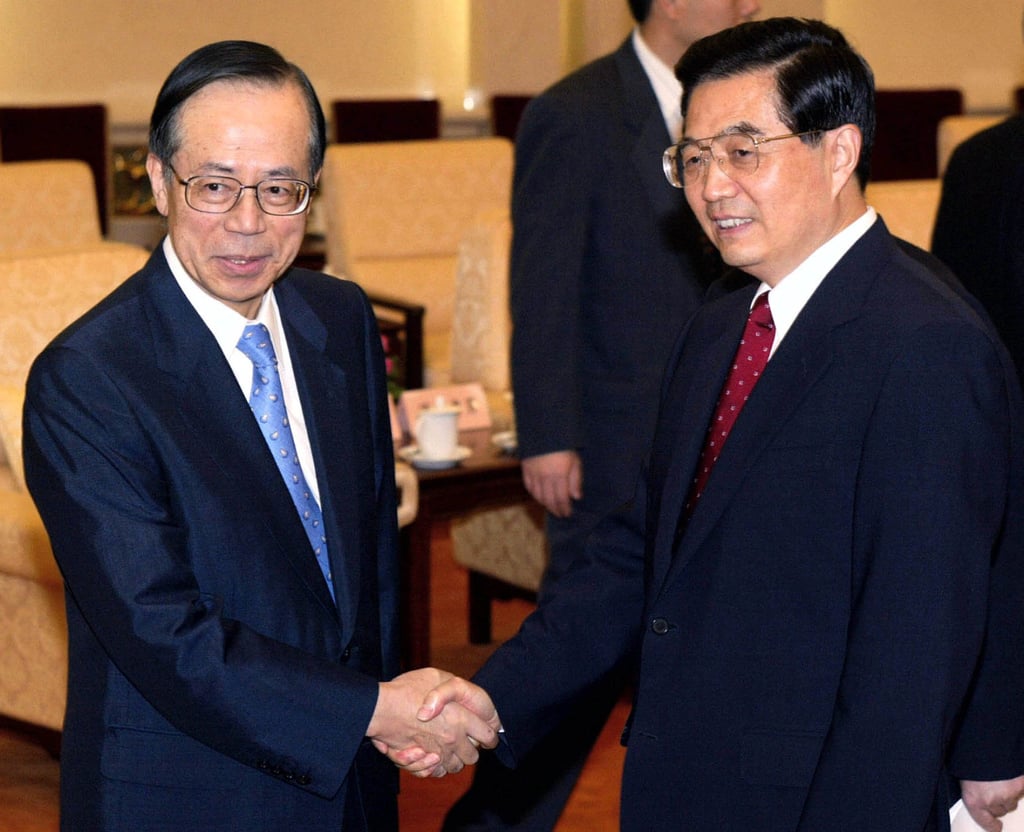 Fukuda, then Japan’s chief cabinet secretary, shakes hands with then Chinese President Hu Jintao in the Great Hall of the People in Beijing on August 9, 2003. Fukuda long championed closer ties with Beijing. Photo: AP Fukuda, then Japan’s chief cabinet secretary, shakes hands with then Chinese President Hu Jintao in the Great Hall of the People in Beijing on August 9, 2003. Fukuda long championed closer ties with Beijing. Photo: AP