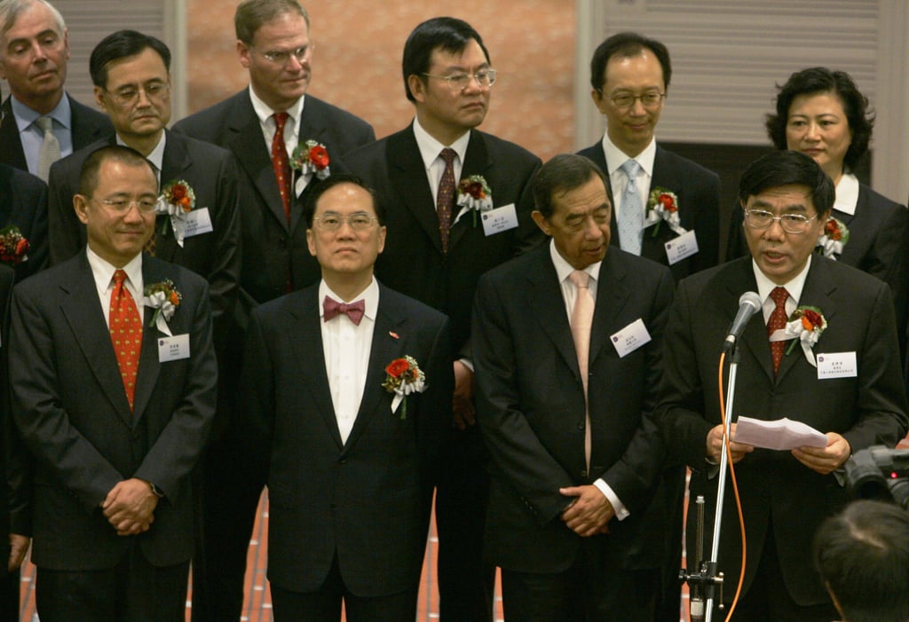 Jiang Jianqing, Chairman of Industrial and Commercial Bank of China (right) and Hong Kong Chief Executive Donald Tsang (second left) attend the listing ceremony at the Hong Kong Stock Exchange on October 27, 2006. Photo: AP Photo