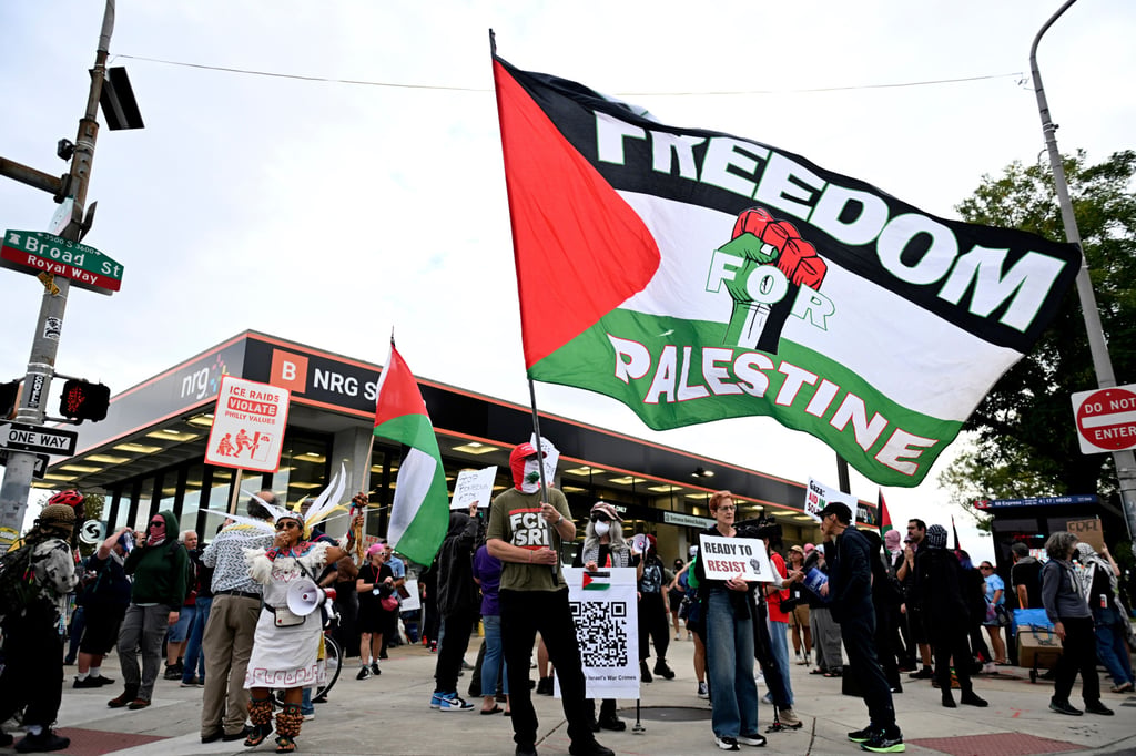 Pro-Palestinian demonstrators wave flags and hold signs during a protest before an Ed Sheeran concert in Philadelphia, Pennsylvania on September 18. Photo: AP Pro-Palestinian demonstrators wave flags and hold signs during a protest before an Ed Sheeran concert in Philadelphia, Pennsylvania on September 18. Photo: AP