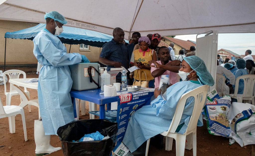 Health workers and humanitarian responders on the front lines of the Ebola response gather to receive a vaccination due to their potential exposure to the virus, in the North Kivu Province of Democratic Republic of Congo on October 16. Photo: Reuters Health workers and humanitarian responders on the front lines of the Ebola response gather to receive a vaccination due to their potential exposure to the virus, in the North Kivu Province of Democratic Republic of Congo on October 16. Photo: Reuters
