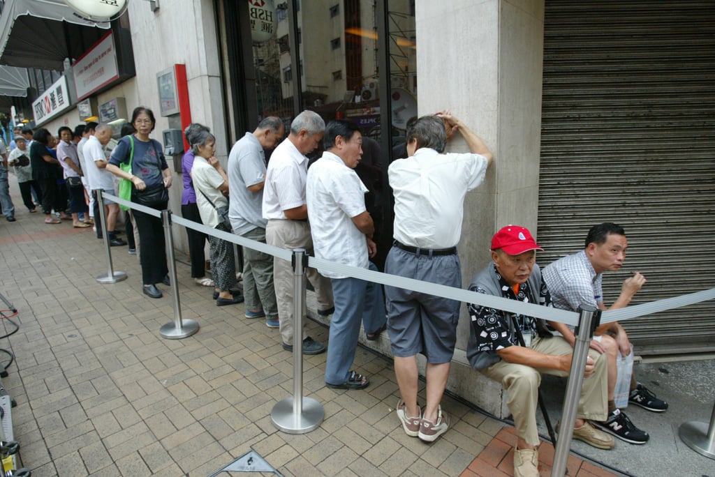 People line up for application forms before opening hours on the first day of retail subscriptions for ICBC’s Hong Kong IPO on October 16, 2006.
