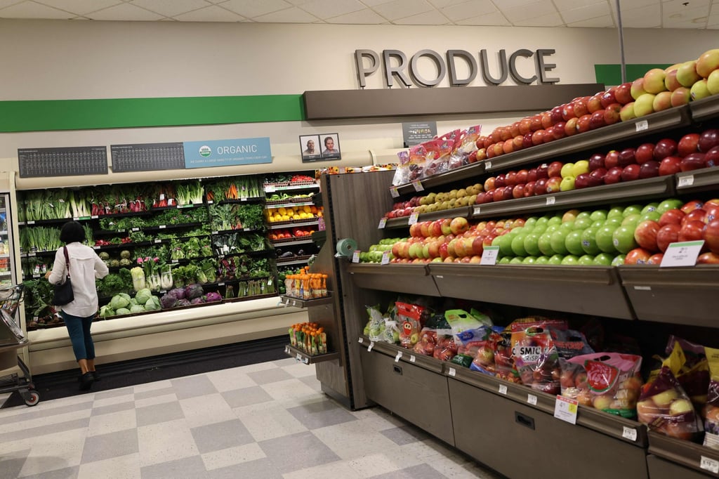 A woman shops in a grocery store in Miami, Florida, on October 14. Photo: AFP A woman shops in a grocery store in Miami, Florida, on October 14. Photo: AFP