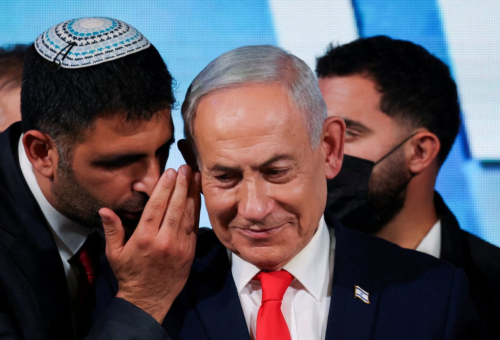 An aide speaks to Israeli Prime Minister Benjamin Netanyahu at Likud’s election headquarters in Jerusalem on Wednesday. Photo: Reuters An aide speaks to Israeli Prime Minister Benjamin Netanyahu at Likud’s election headquarters in Jerusalem on Wednesday. Photo: Reuters