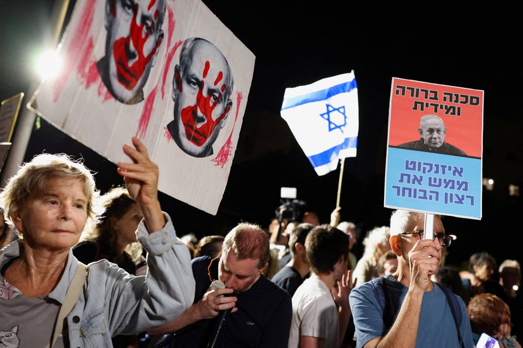 Israeli protesters rally outside Gadi Eisenkot’s home in Herzliya on Thursday, calling on him to form a coalition with Israel-Arab parties rather than allow Prime Minister Benjamin Netanyahu to serve another term. Photo: Reuters Israeli protesters rally outside Gadi Eisenkot’s home in Herzliya on Thursday, calling on him to form a coalition with Israel-Arab parties rather than allow Prime Minister Benjamin Netanyahu to serve another term. Photo: Reuters