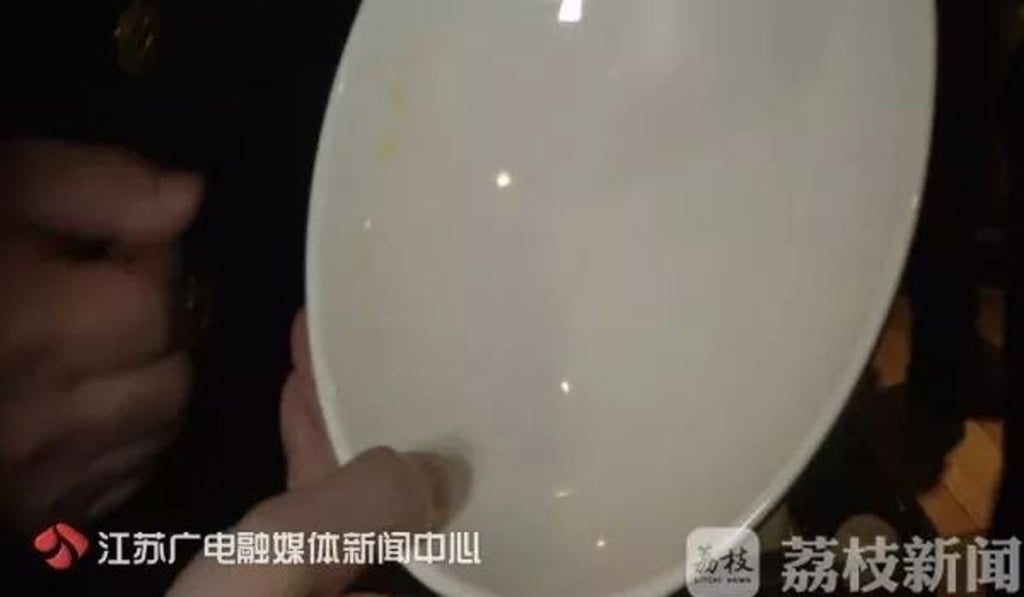 A dirty dish is shown in the Jiangsu Television report. Photo: Weibo