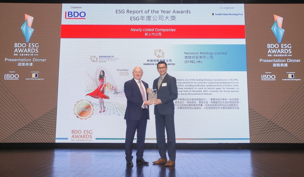 Stephen Darley, CEO Asia Pacific - BDO Global presenting the ESG Report of the Year (Newly Listed Companies) Award to a representative of Nameson Holdings at BDO ESG Awards 2019.