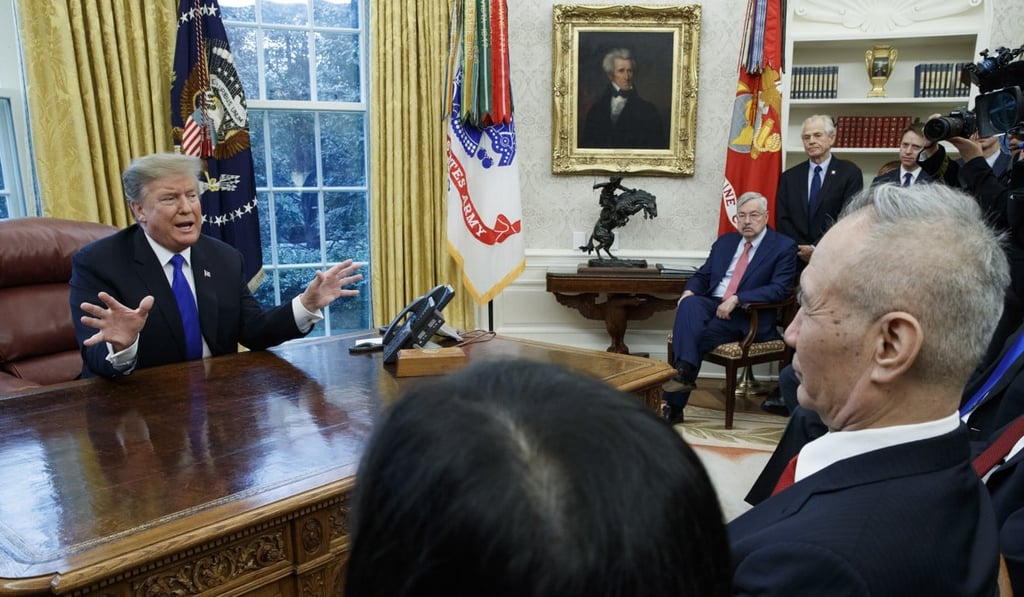 US President Donald Trump (left) talks with Chinese Vice-Premier Liu He (right) in the Oval Office of the White House on January 22, 2019. Photo: EPA-EFE/Shawn Thew