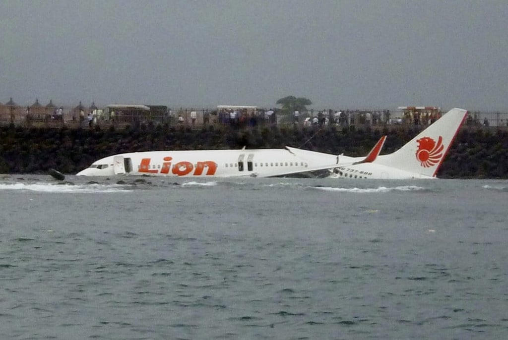 Pilot error caused a Lion Air aircraft to crash into the sea while making a landing in Bali in Indonesia in April 2013. None of the 108 passengers or crew died in this accident, involving a Boeing 737-800 aircraft. Photo: AP