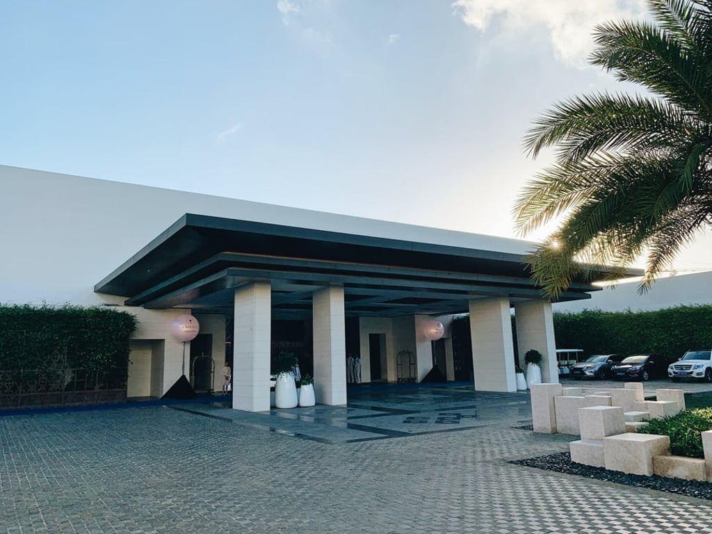 Entrance to the hotel.