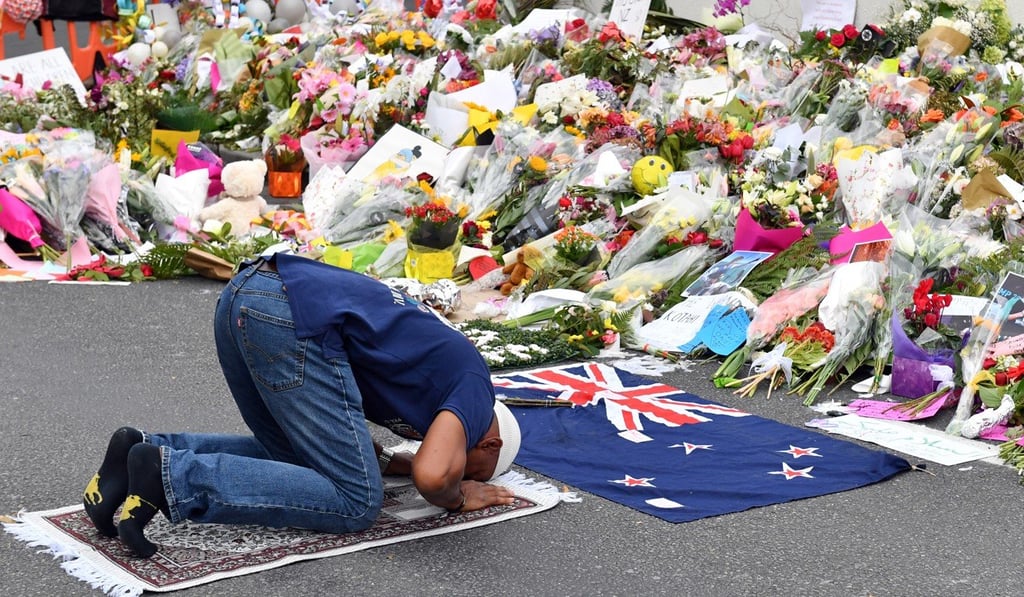 A Muslim worshipper prays at a makeshift memorial at Al Noor Mosque in Christchurch, New Zealand. Photo: EPA