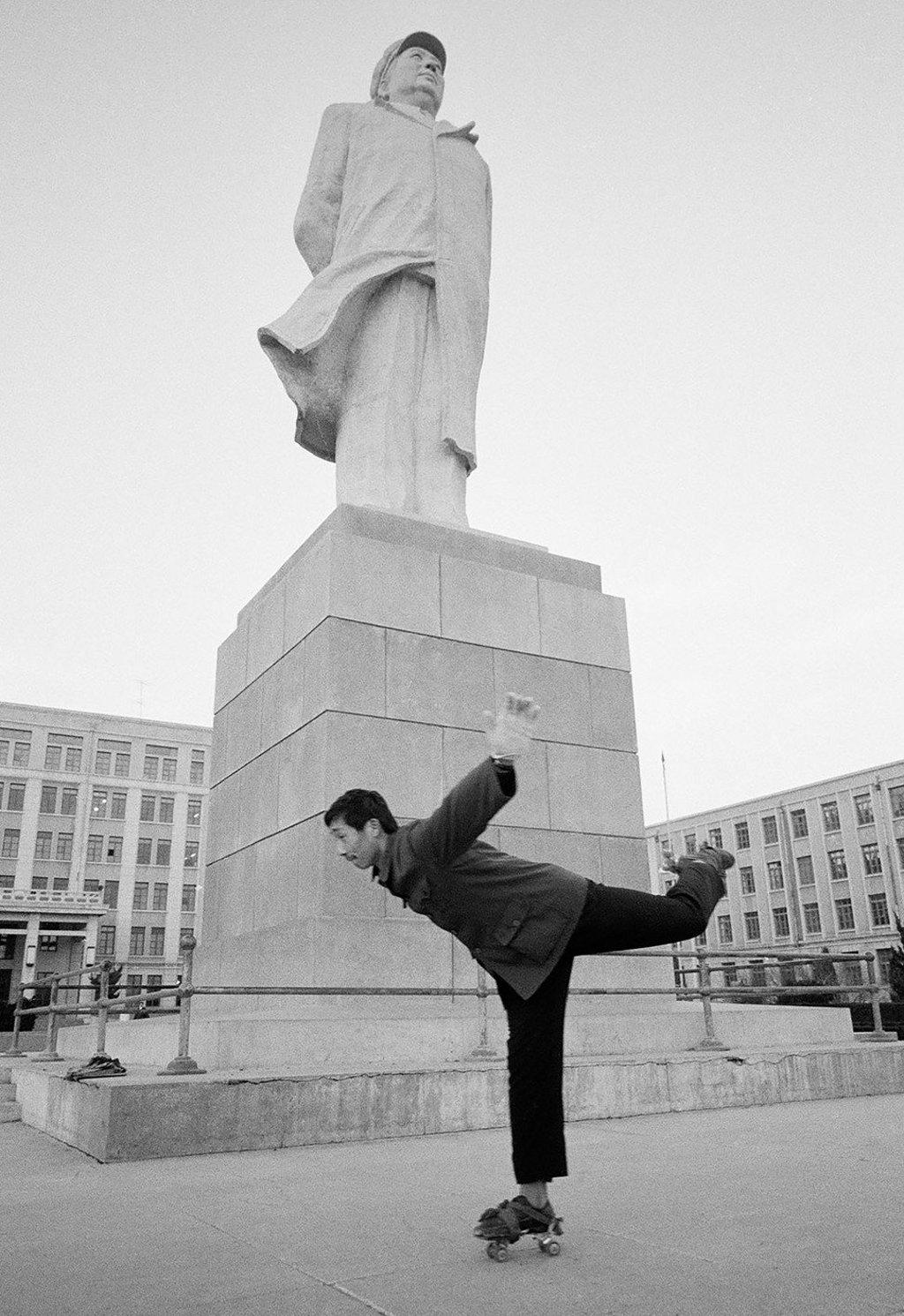 A student skates past a statue of Chairman Mao at Dalian Institute of Technology, Liaoning province (1981). Photo: Liu Heung Shing