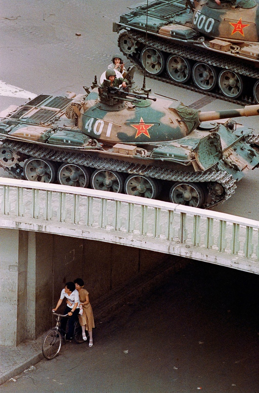 A couple under Jianguomen Bridge in Beijing (1989). Photo: Liu Heung Shing
