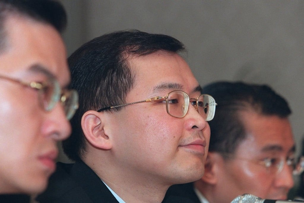 Dr. Roy Cho Kwai-chee (middle), Chairman of Town Health International Holdings Company Limited, during a news conference in Hong Kong on October 8, 2000. Photo: SCMP/Garriage Ho.