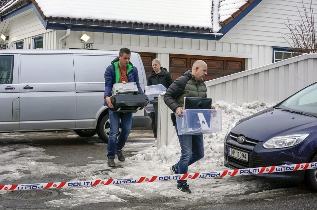 Police remove items from the house of Norwegian Justice Minister Tor Mikkel Wara in Oslo, Norway, as they investigate an arson attack on his car. Photo: AP Police remove items from the house of Norwegian Justice Minister Tor Mikkel Wara in Oslo, Norway, as they investigate an arson attack on his car. Photo: AP