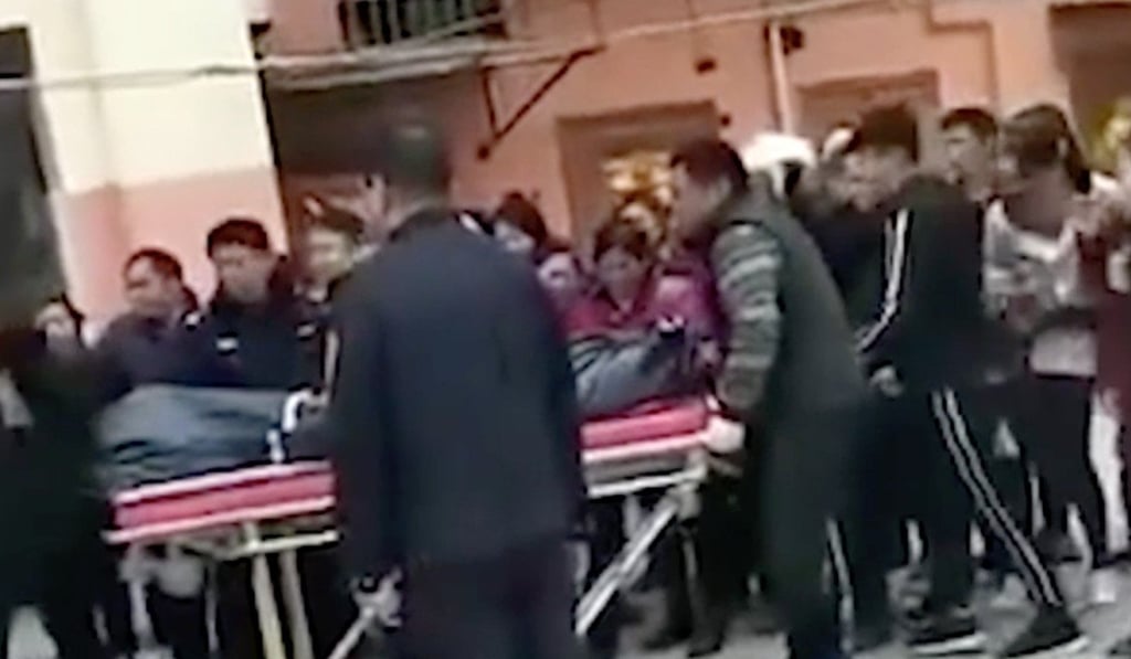 Police remove a body from a property in Jiangsu, where a teenager admitted killing his mother. Photo: Feng Video