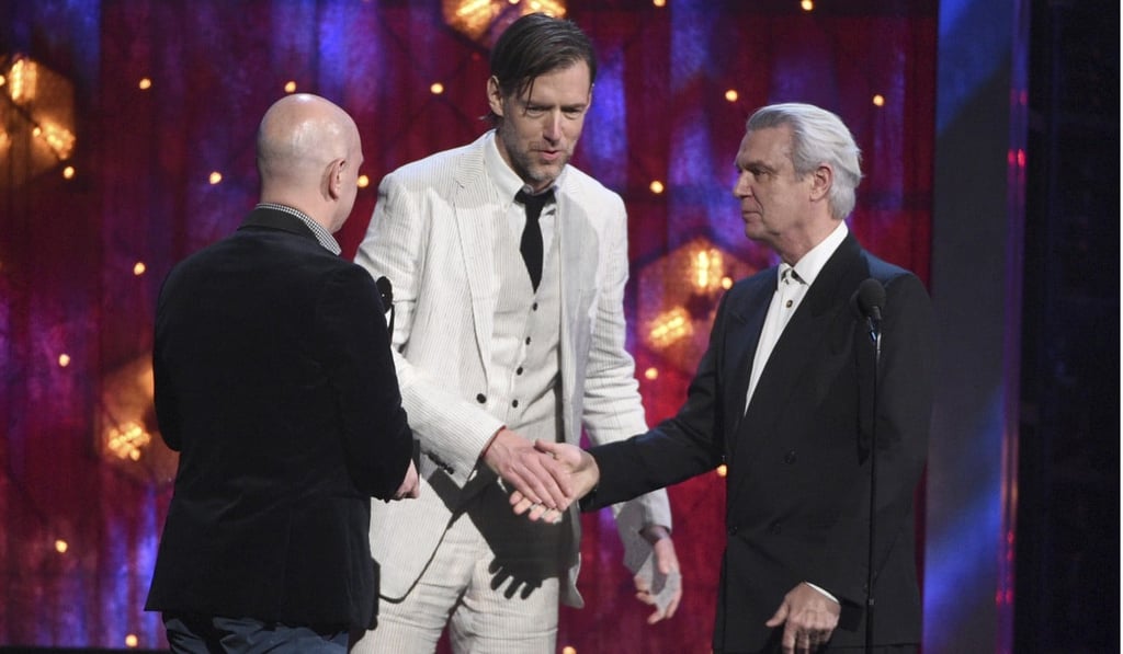 David Byrne (right) presents a trophy to inductees Philip Selway (left) and Ed O’Brien of Radiohead at the Rock & Roll Hall of Fame ceremony on March 29, 2019, in New York. Photo: AP
