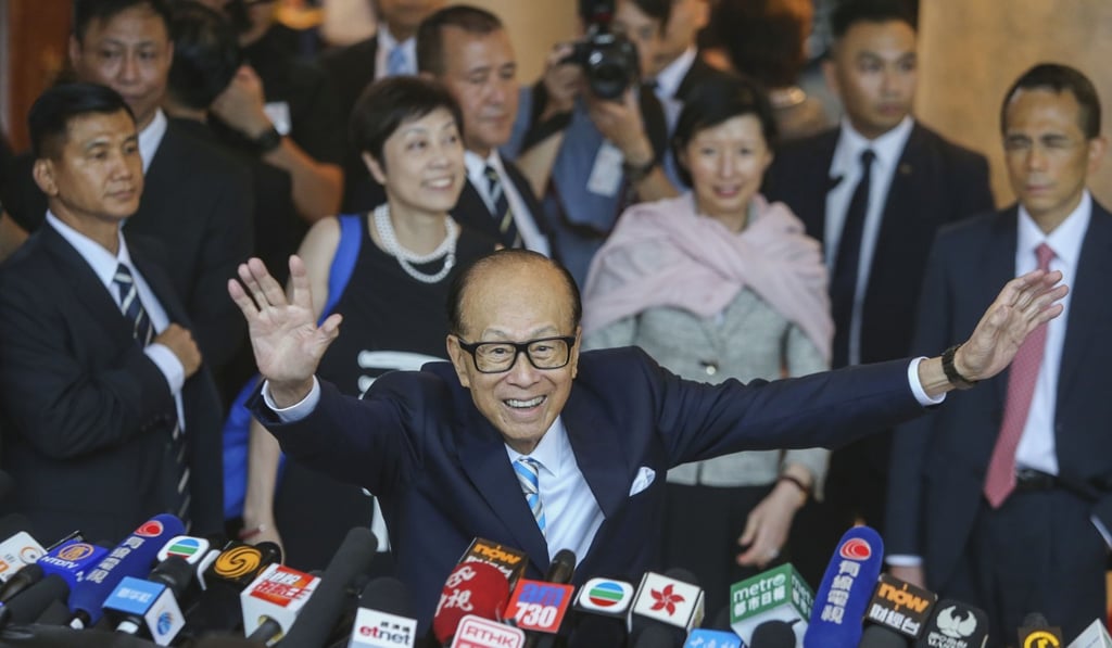 Tycoon Li Ka-shing (centre) announced his plans to retire two years ago. Photo: Sam Tsang