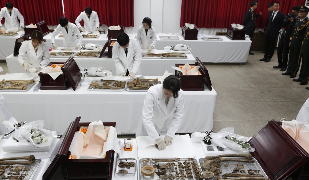 Members of MND Agency for KIA Recovery and Identification of South Korea arranges the remains of Chinese soldiers who were killed in the Korean war. Photo: EPA Members of MND Agency for KIA Recovery and Identification of South Korea arranges the remains of Chinese soldiers who were killed in the Korean war. Photo: EPA