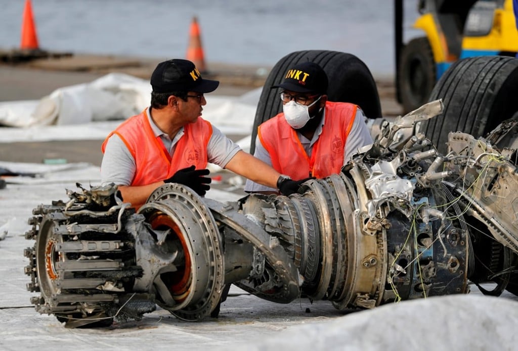 Indonesian National Transportation Safety Commission (KNKT) officials examine a turbine engine from the Lion Air flight JT610 at Tanjung Priok port in Jakarta on November 4, 2018. The Boeing 737 MAX aircraft had crashed a month earlier into the Java Sea, killing all on board. Photo: REUTERS