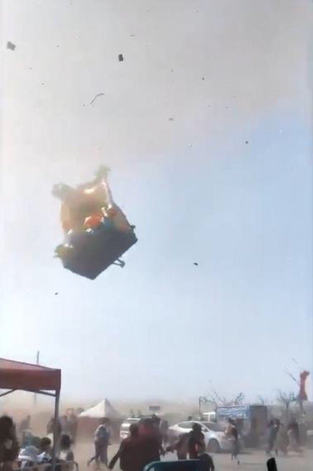 The bouncy castle was lifted into the air at a scenic spot on Sunday afternoon. Photo: Weibo