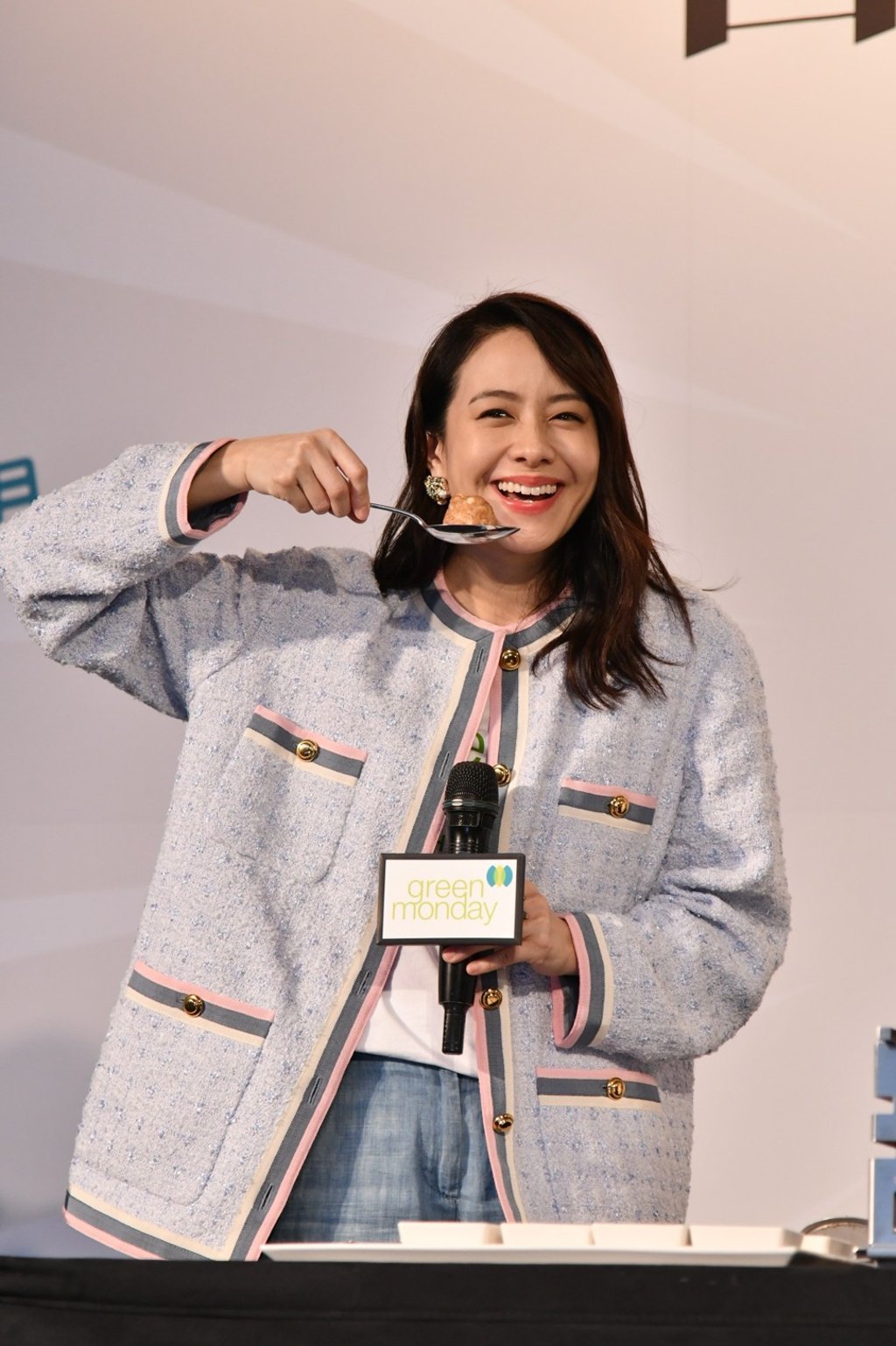 Karena Lam joined chef Ben Hsieh for a cooking demonstration and prepared braised Omnipork meatballs with cabbage in soup.