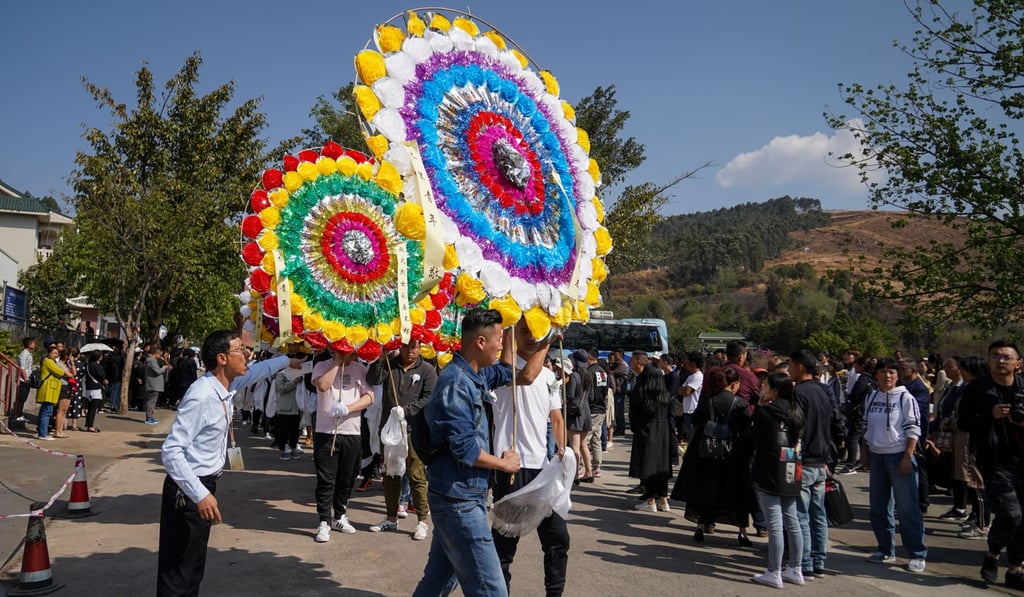 Mourners lay wreaths for the dead firefighters in Xichang city in Sichuan. Photo: Xinhua