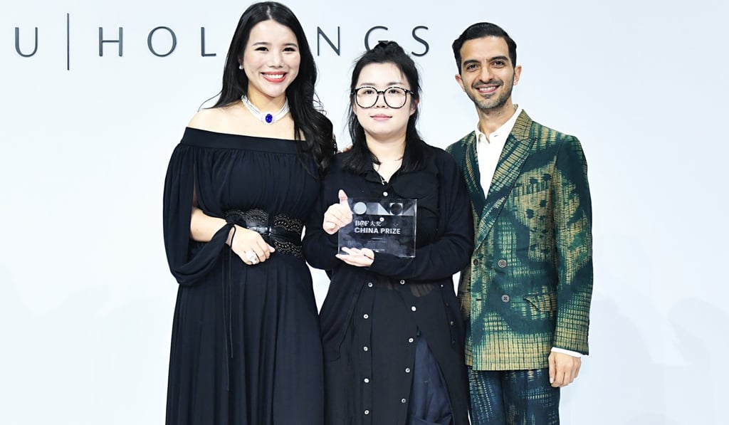 (From left) Wendy Yu, BoF China prizewinner Caroline Hu, and Imran Amed at the BoF China Prize 2019 awards in Shanghai, China. Photo: Getty (From left) Wendy Yu, BoF China prizewinner Caroline Hu, and Imran Amed at the BoF China Prize 2019 awards in Shanghai, China. Photo: Getty