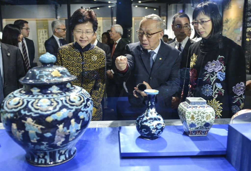 Ko Shih-k’o (front, centre) with Hong Kong’s then chief secretary for administration Carrie Lam (left) and director of leisure and cultural services Michelle Li at an exhibition at the Museum of History on December 15, 2015. Photo: ISD
